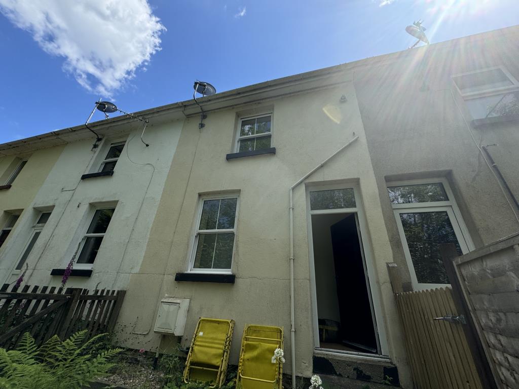 Lot: 117 - RESIDENTIAL FREEHOLD INVESTMENT - Rear of the property looking from garden
